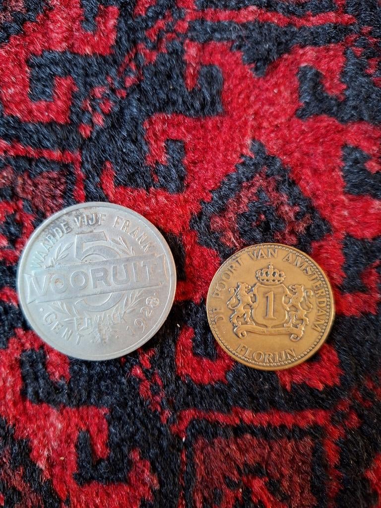 2 munten waarvan 1 een oude Broodpenning, Postzegels en Munten, Ophalen of Verzenden, Koningin Wilhelmina, Overige waardes, Losse munt