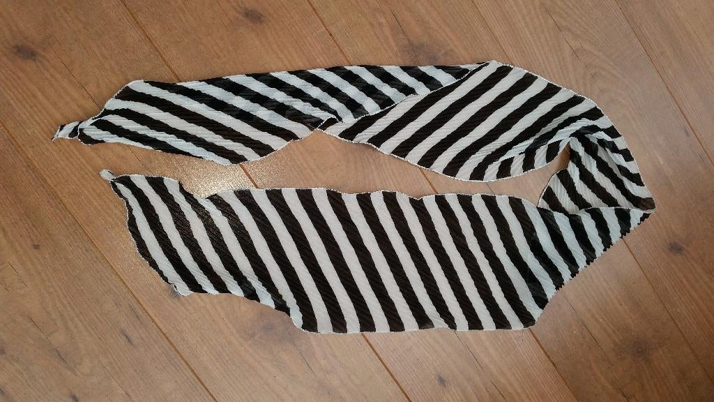 sjaal: Mooie kleine dames sjaal,  Kleur zwart/wit, Ophalen, Nieuw, Maat 46/48 (XL) of groter, Sjaal