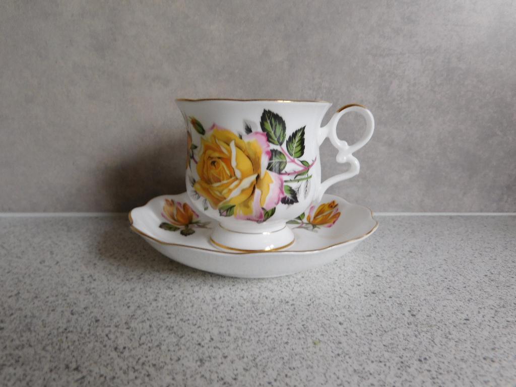 Kop en schotel Fine Bone China Yellow Rose Royal Ascot, Antiek en Kunst, Antiek | Servies los, Ophalen of Verzenden