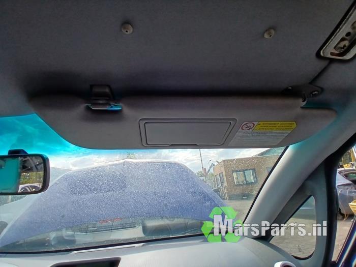 Zonneklep van een Mitsubishi Colt