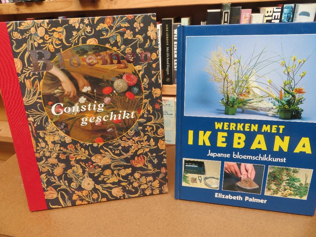 Boeken bloemschikken 'Werken met Ikebana' 'Constig geschikt', Gelezen, Bloemen, Planten en Bomen, Elizabeth Palmer e.a., Ophalen of Verzenden