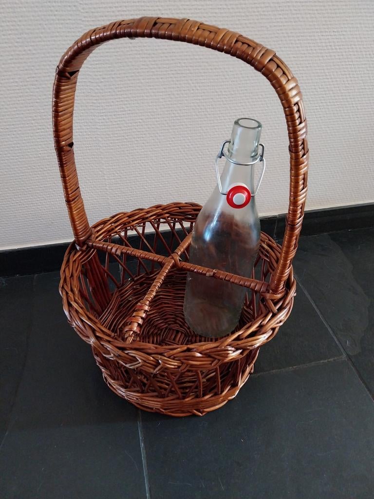 Vintage flessenmandje, Ophalen of Verzenden, Zo goed als nieuw, Rond, Riet
