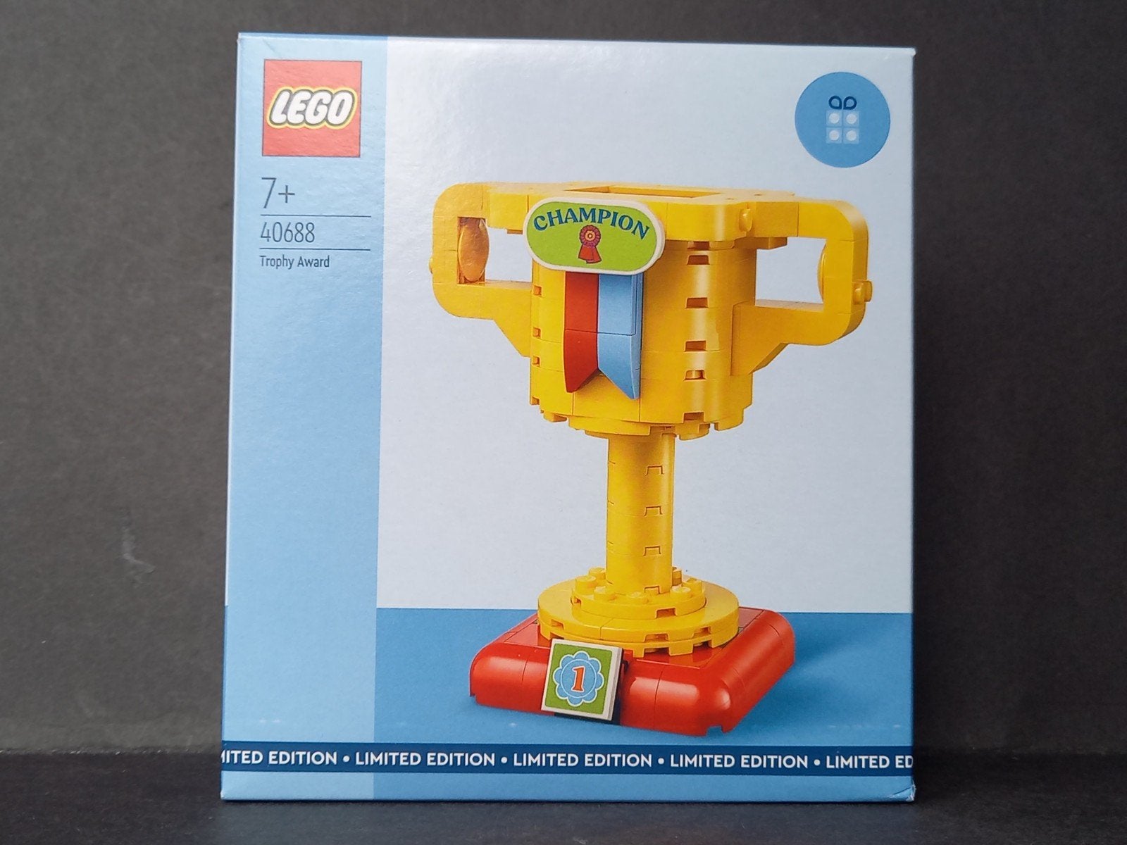 Lego minifig 40688 NIEUW Trophy Beker Troffee Kampioen, Lego, Nieuw, Ophalen of Verzenden, Complete set