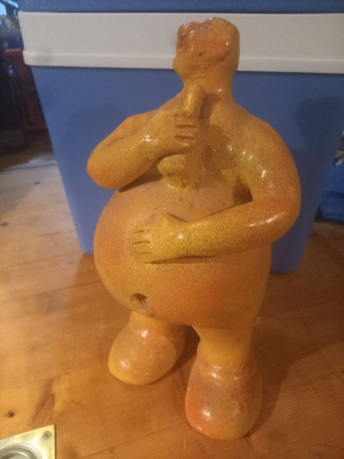 Uniek beeld van een man met dikke buik en fles, Gips, Ophalen of Verzenden, Handgemaakt, 20 - 50 cm