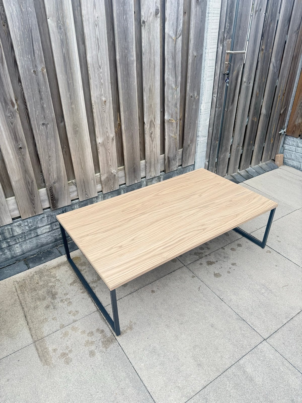 Moderne salontafel met houtlook blad en metalen onderstel, Ophalen, 100 tot 150 cm, 50 tot 100 cm, Zo goed als nieuw