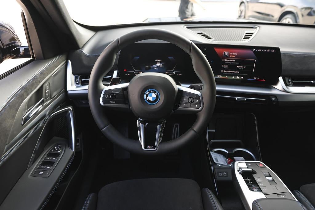 BMW iX1 xDrive30 M Sport / Sportstoelen / Achteruitrijcamera, Automaat, Zwart, Zwart, 1985 kg