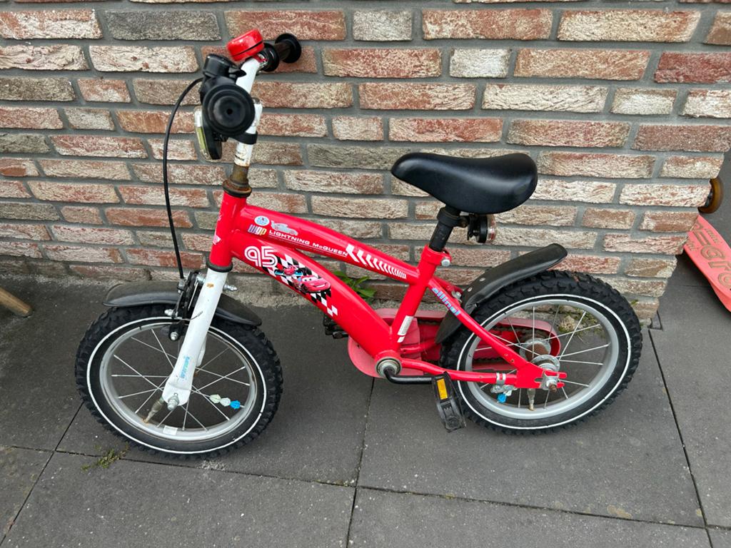 Kinderfiets Rood - Disney Cars Bliksem McQueen 12 inch, Fietsen en Brommers, Fietsen | Kinderfietsjes, Ophalen, Gebruikt, Terugtraprem