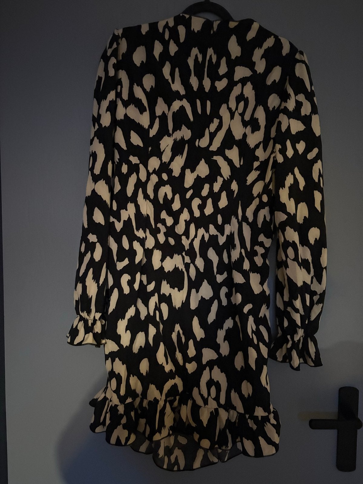 Foto 3 van Stijlvolle Zwart-Witte Jurk met Luipaardprint