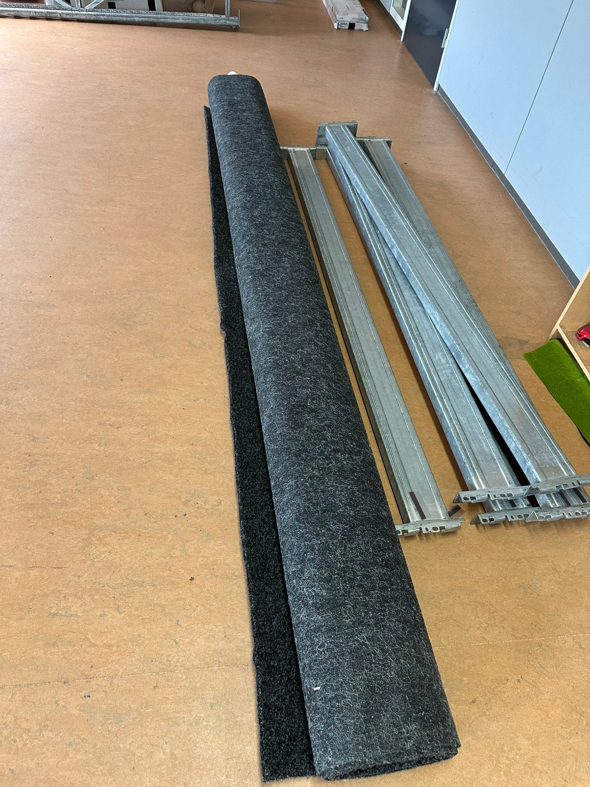 Rol kortharige tapijt grijs 12m2, Ophalen, Gebruikt, 200 cm of meer, Grijs