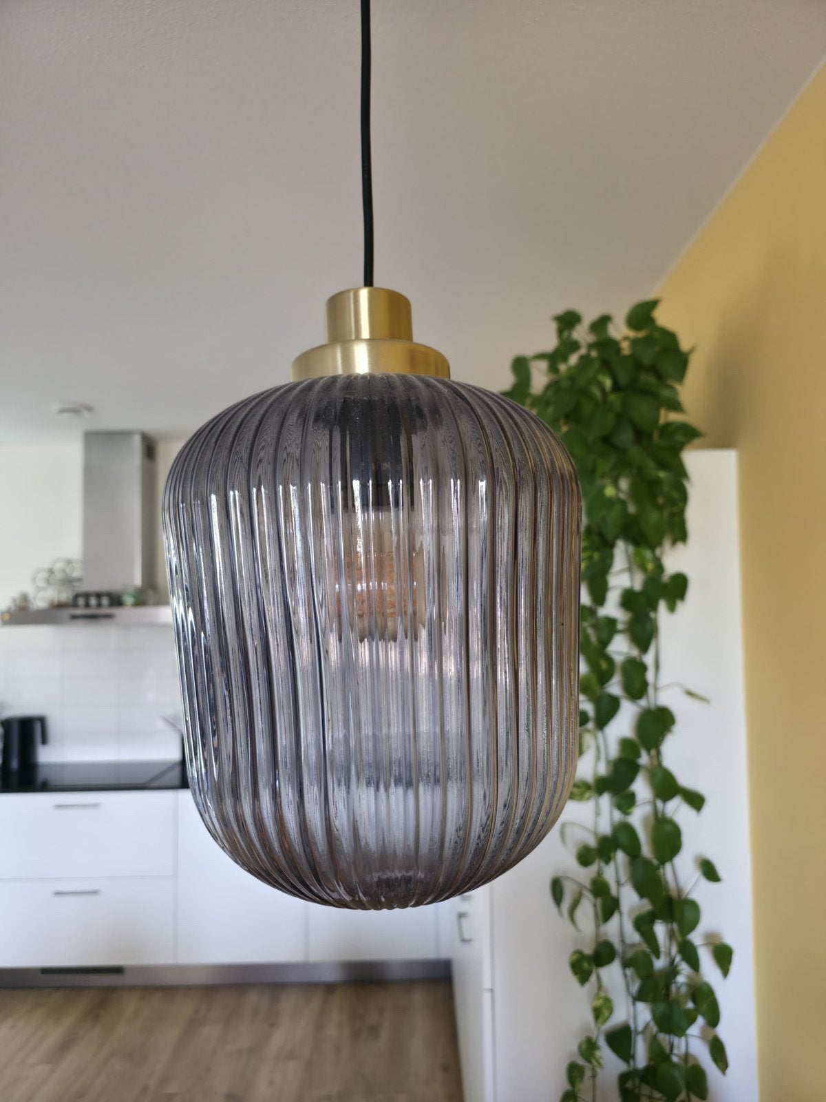 Twee IKEA hanglampen rookglas met ribbel, Ophalen of Verzenden, Gebruikt, Glas, E27 (groot)