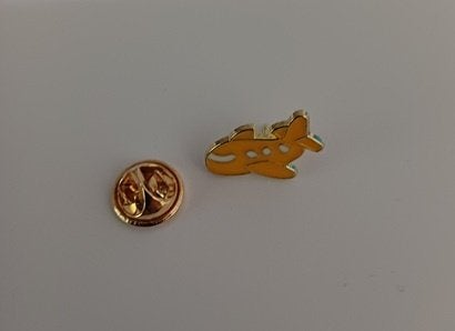 Goudkleurige broche pin vliegtuig geel, Ophalen of Verzenden, Nieuw, Geel, Overige materialen