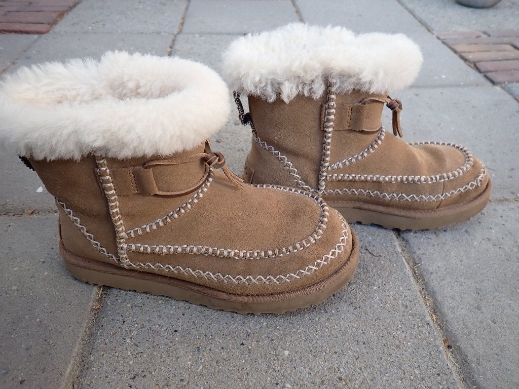 Ugg Vachtlaarzen Classic Mini Alpine, UGG, Beige, Snowboots, Ophalen of Verzenden