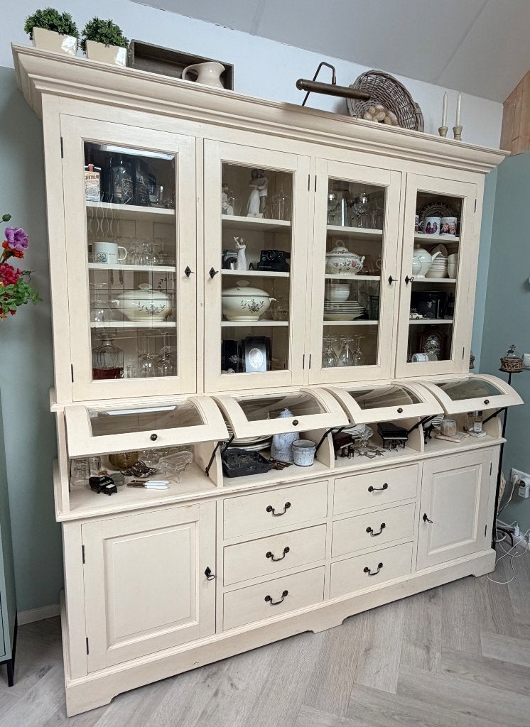 Foto 4 van Crèmekleurige Buffetkast met Vitrinedelen en kleppen
