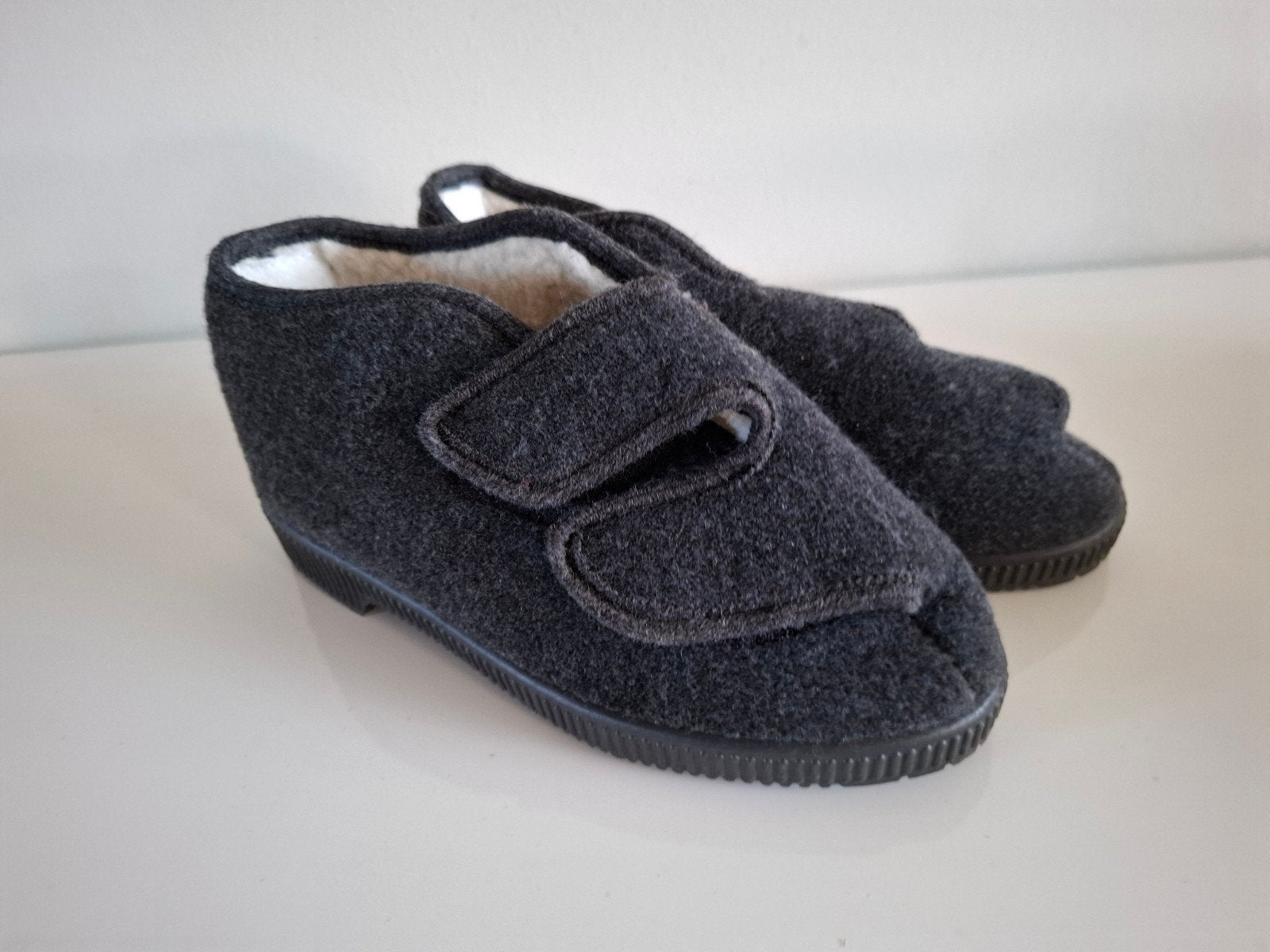 Verbandschoenen, Ophalen of Verzenden, Zo goed als nieuw, Pantoffels of Sloffen, Grijs
