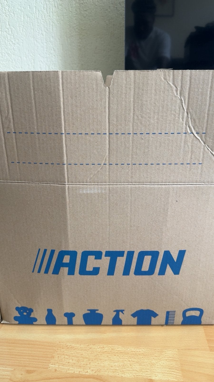 Box with clothes, Doos, Minder dan 35 cm, Ophalen of Verzenden, Zo goed als nieuw