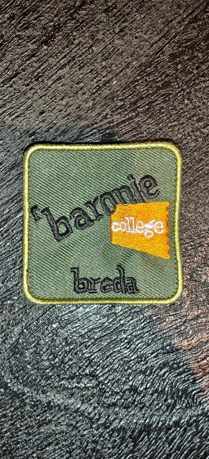 Defensie Baronie College Breda borstembleem - met klittenban, Ophalen of Verzenden, Landmacht, Nederland, Embleem of Badge