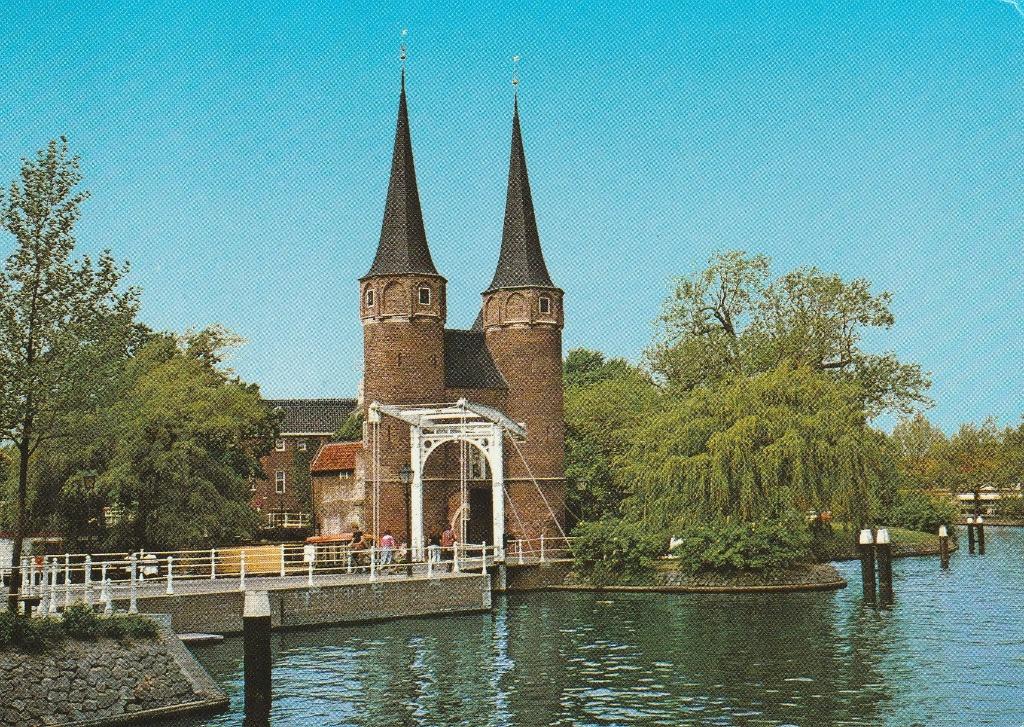 Ansichtkaart Delft Gezicht op de Oostpoort, Ophalen of Verzenden, 1980 tot heden, Ongelopen, Zuid-Holland
