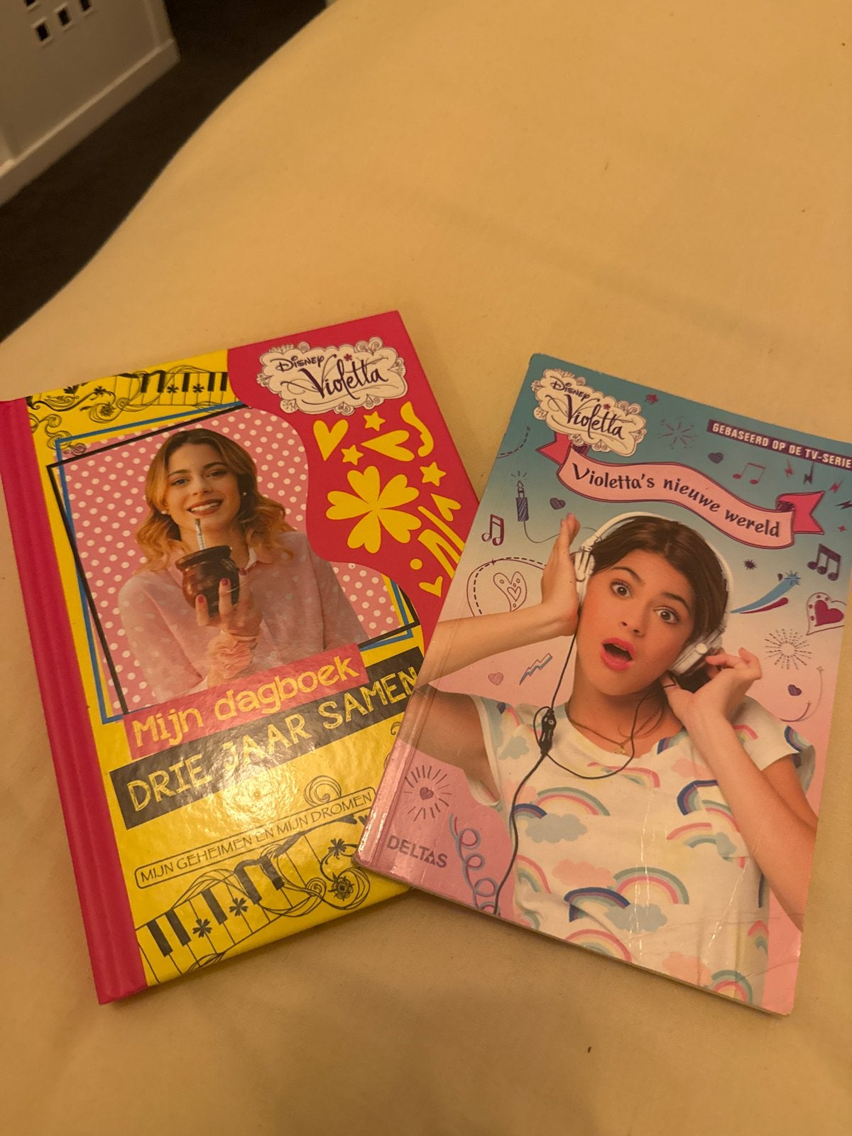 Disney Violetta boeken: Dagboek en Violetta's nieuwe wereld, Ophalen of Verzenden, Zo goed als nieuw, Fictie