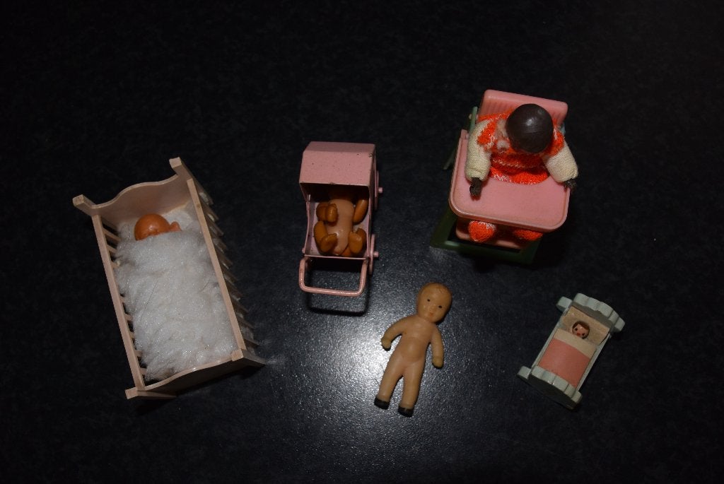 oude kleine poppenhuis popjes met artikelen, Ophalen of Verzenden