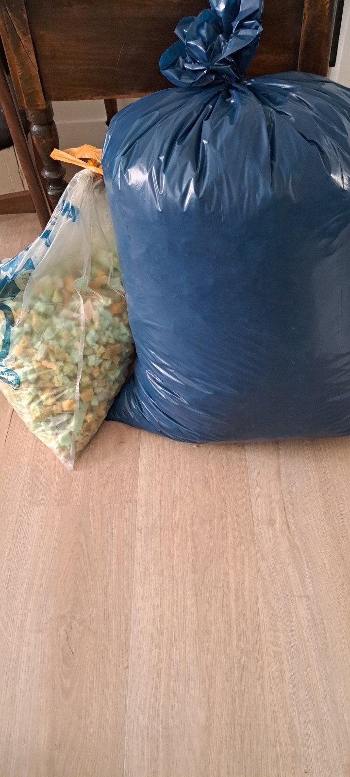 2 Zakken met schuimvlokken voor vulling, Ophalen, Zo goed als nieuw
