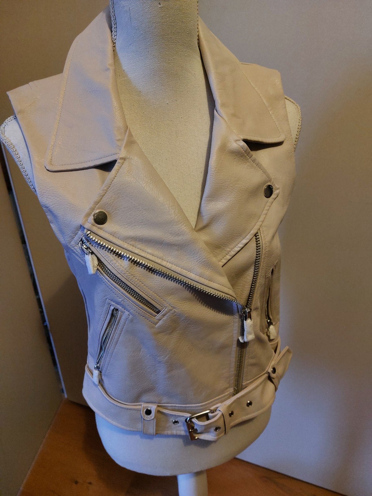ONLY Faux Leren Gilet - Nieuw met prijskaartje, Maat 38/40 (M), Beige, Nieuw, Ophalen of Verzenden