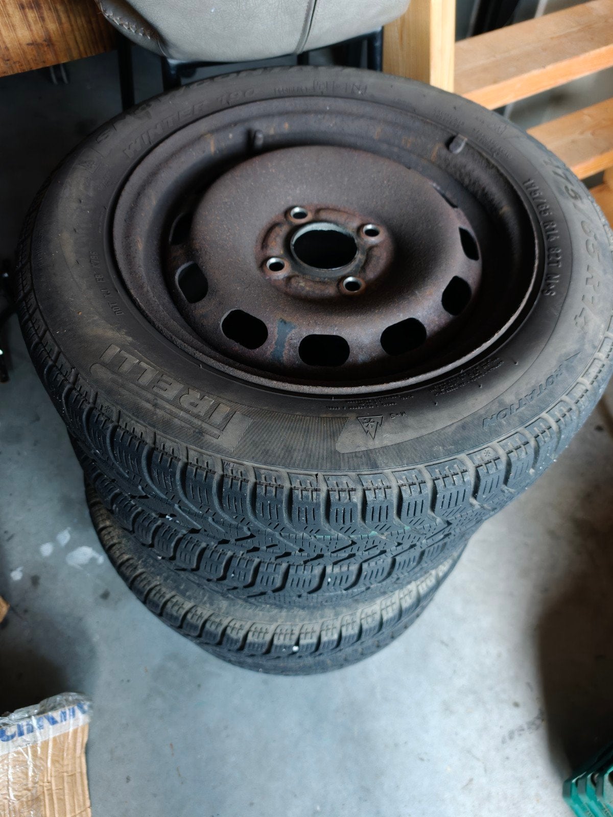 Pirelli Winterbanden 175/65 R14 met stalen velgen tbv Ford d, Ophalen, 14 inch, Gebruikt, 175 mm