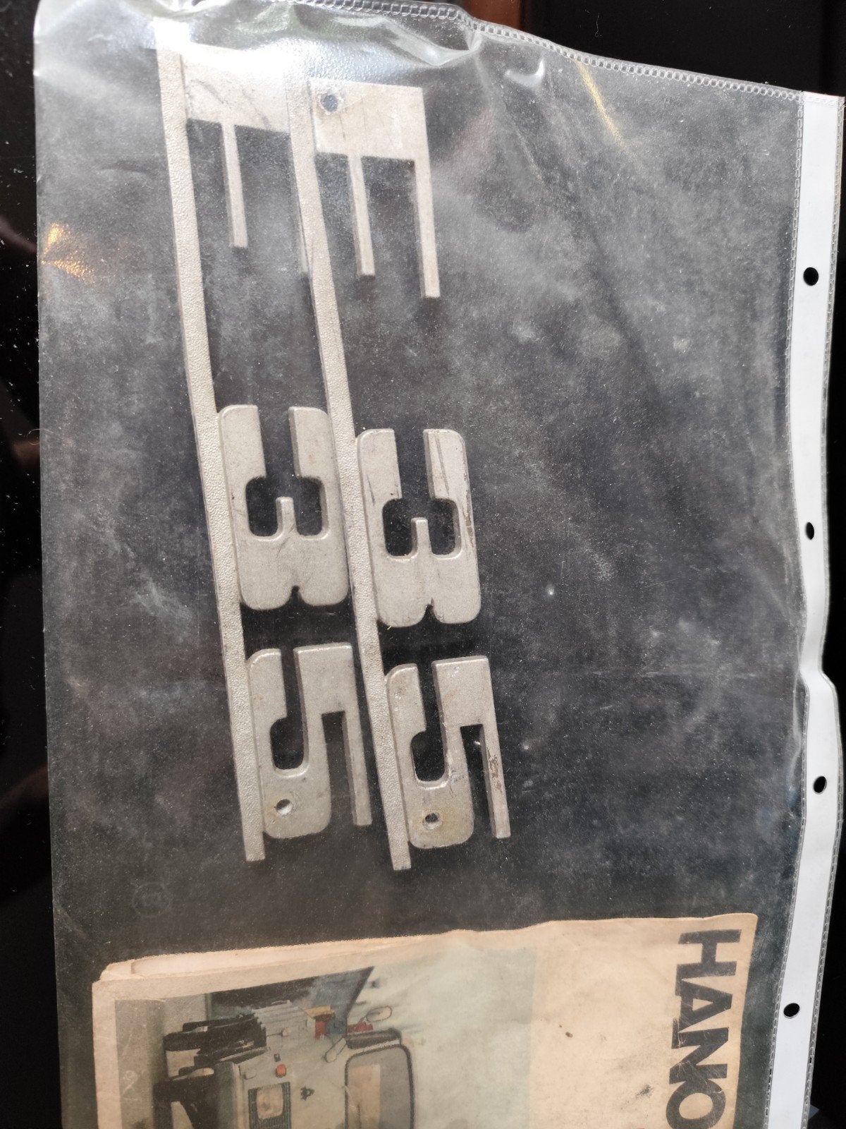 Hanomag F 35 emblemen en Nederlandstalige folder, Gebruikt, Voor, Ophalen of Verzenden, Spatbord
