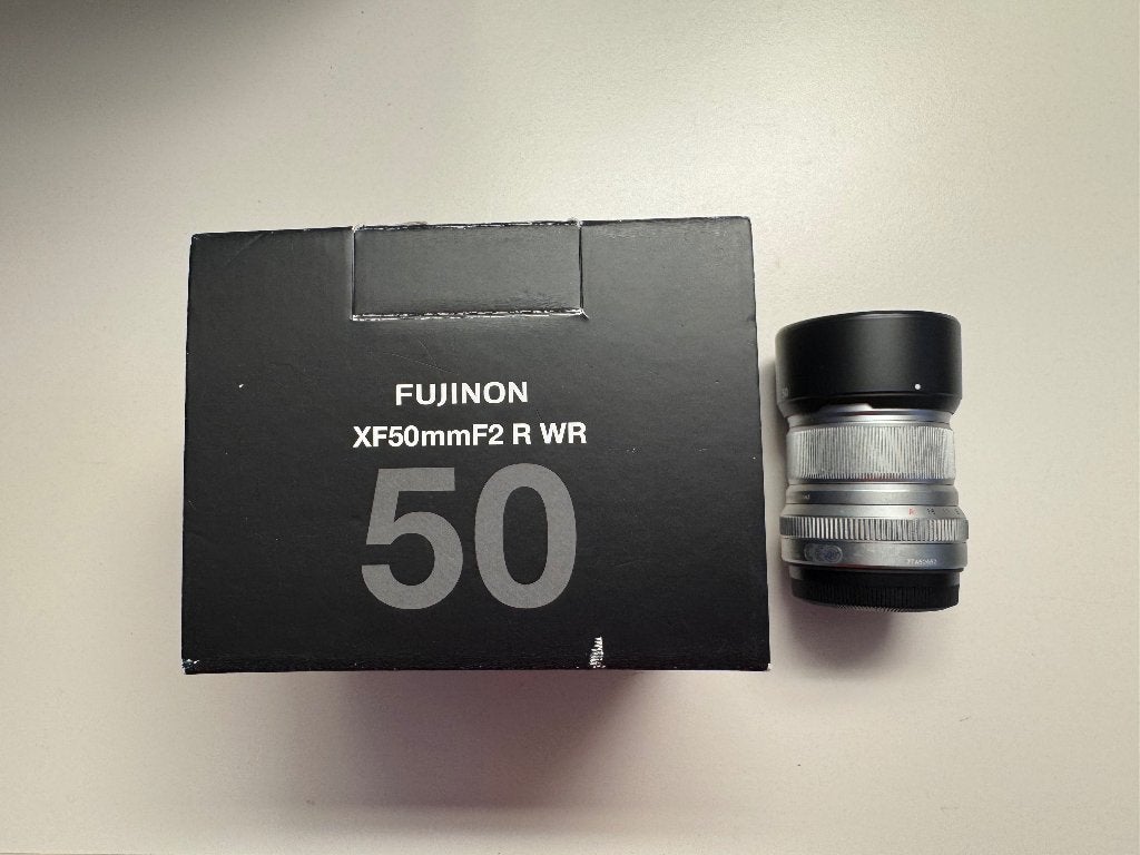 Fujifilm XF 50mm F2 R WR Silver - als nieuw -  complete set, Ophalen of Verzenden, Zo goed als nieuw, Standaardlens