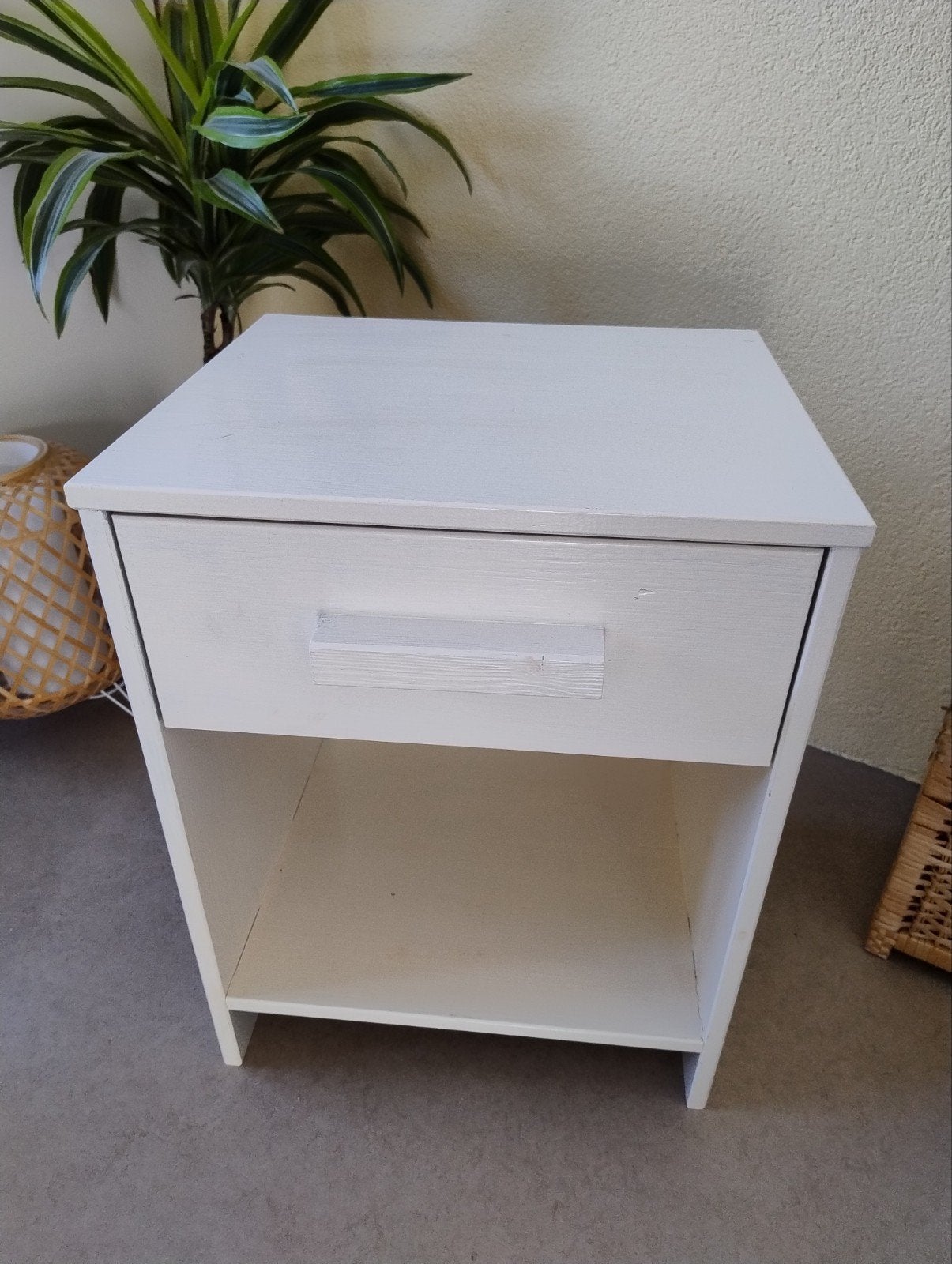 WOOOD dennis nachtkastje Grenenhout wit, Ophalen, Minder dan 45 cm, Zo goed als nieuw, Minder dan 55 cm
