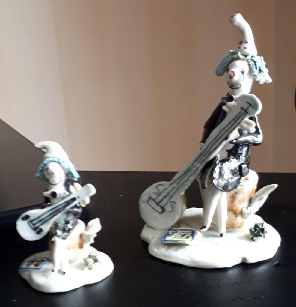 2 stenen/porseleinen Pierrot Beeldjes met muziekinstrument, Verzenden, Zo goed als nieuw, Fantasy