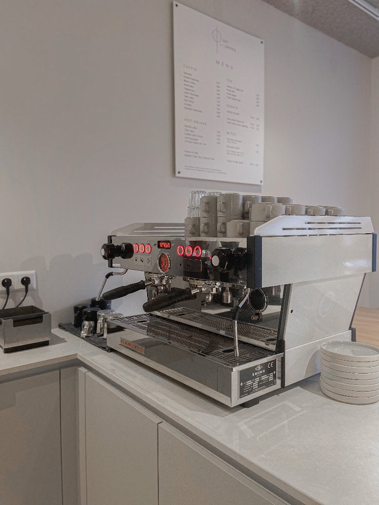 La Marzocco Linea PB, 2 groeps, mat wit met mat zwart logo, Stoompijpje, Espresso apparaat, 10 kopjes of meer, Zo goed als nieuw