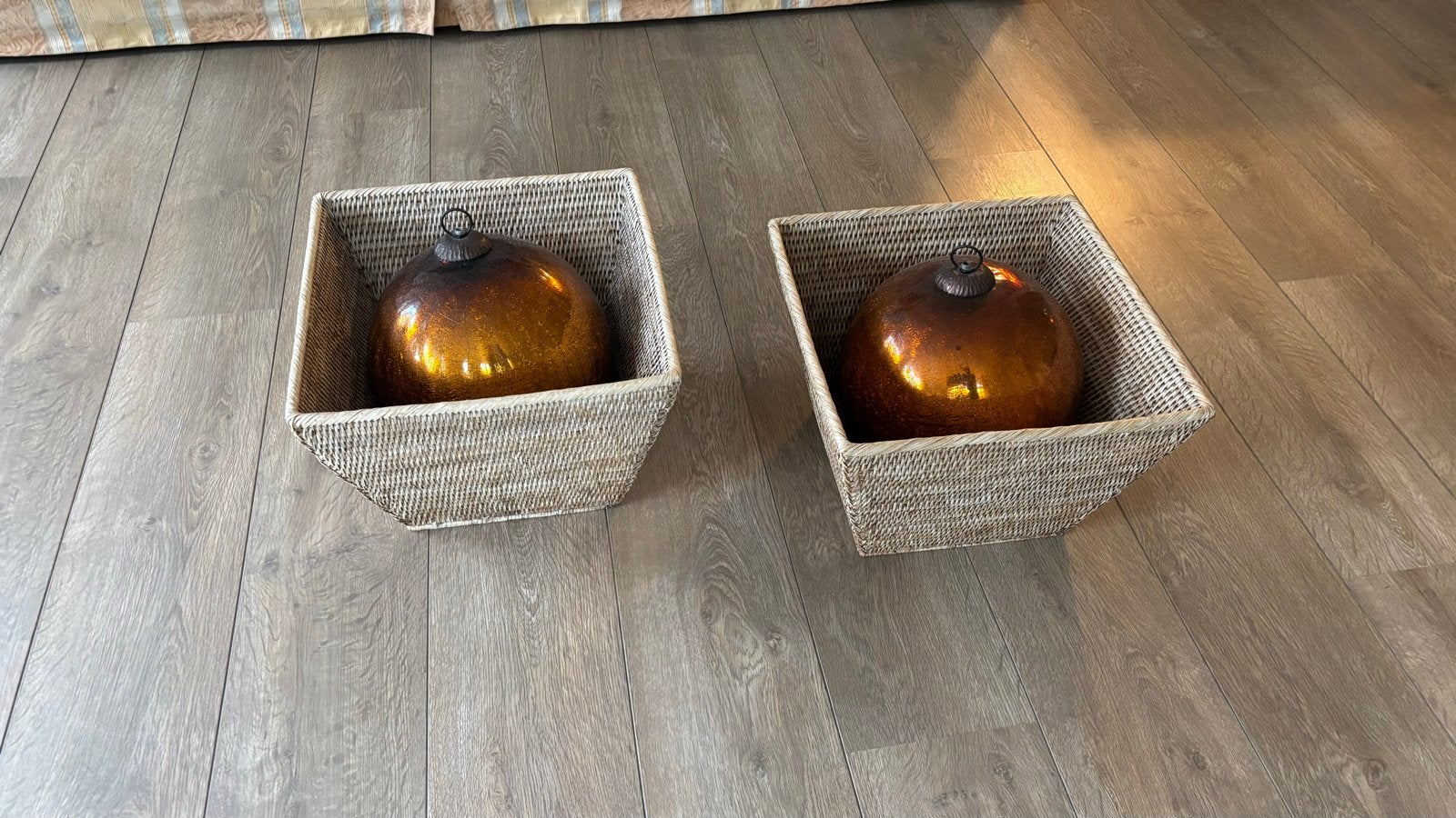 Decoratieve glazen ballen met rieten mandjes, Ophalen, Gebruikt, Landelijk, Glas