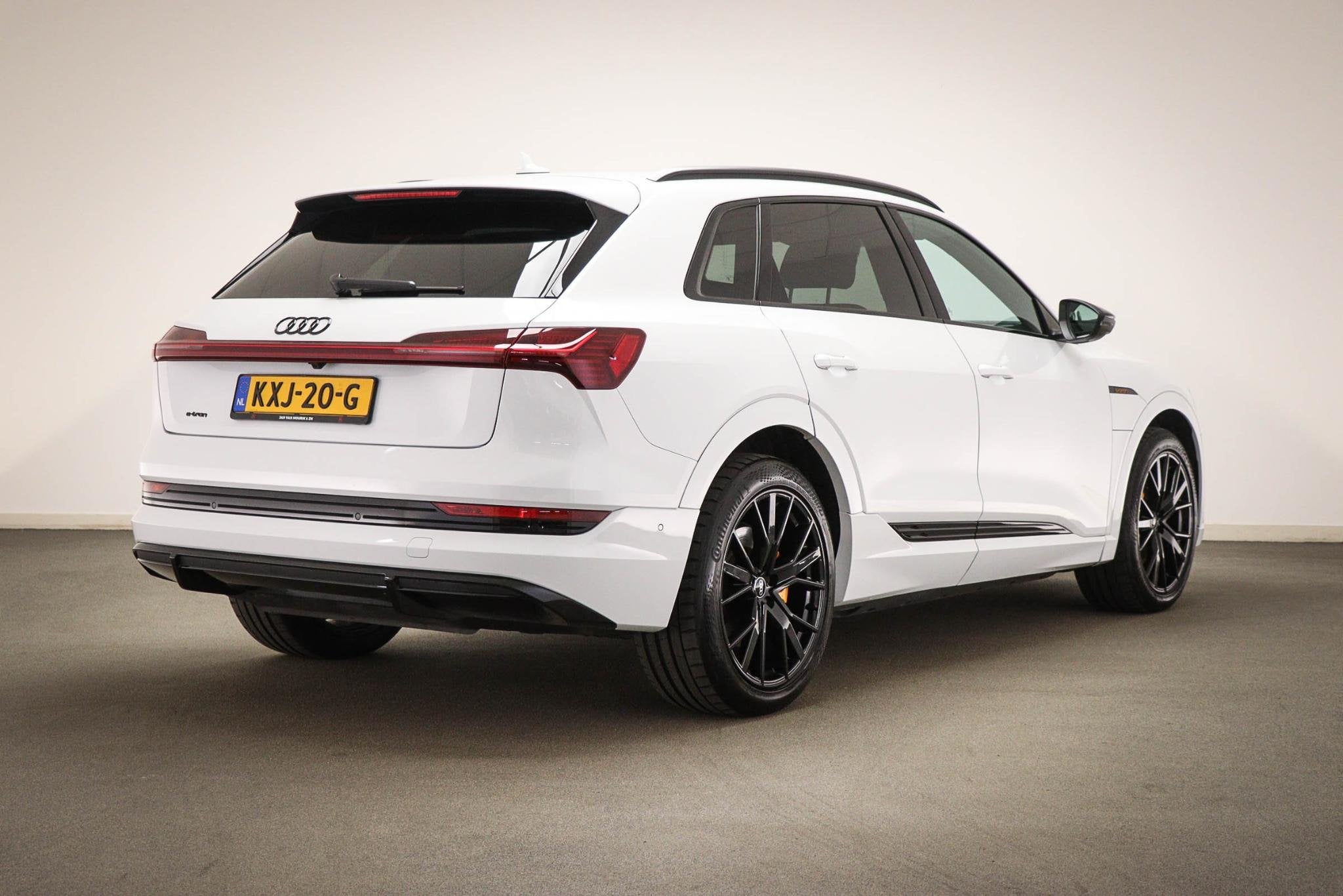 Audi e-tron 55 S-line quattro 300kW | SOH 95% | PANORAMADAK, Auto's, Automaat, Stof, Huisgarantie, 95 kWh