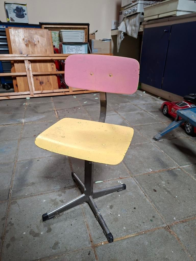 Vintage kinderbureau met stoel - blauw/geel/roze, Kinderen en Baby's, Kinderkamer | Tafels en Stoelen, Ophalen