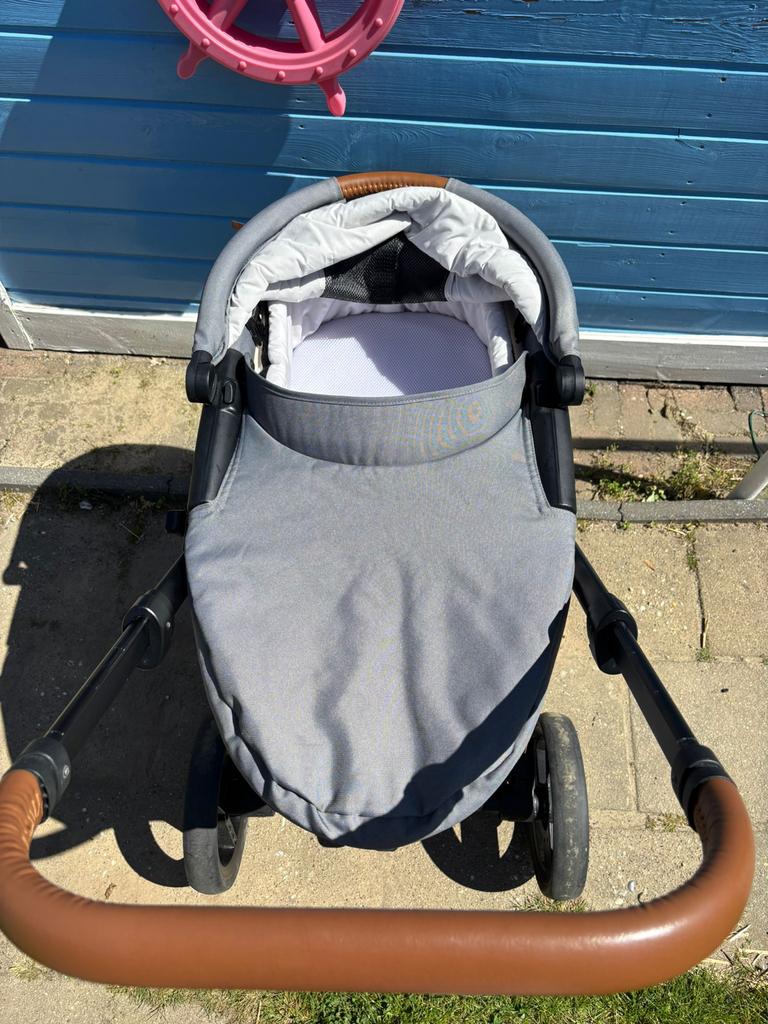 Mutsy Evo 2 kinderwagen met reiswieg (in doos), Ophalen, Zo goed als nieuw, Combiwagen, Mutsy