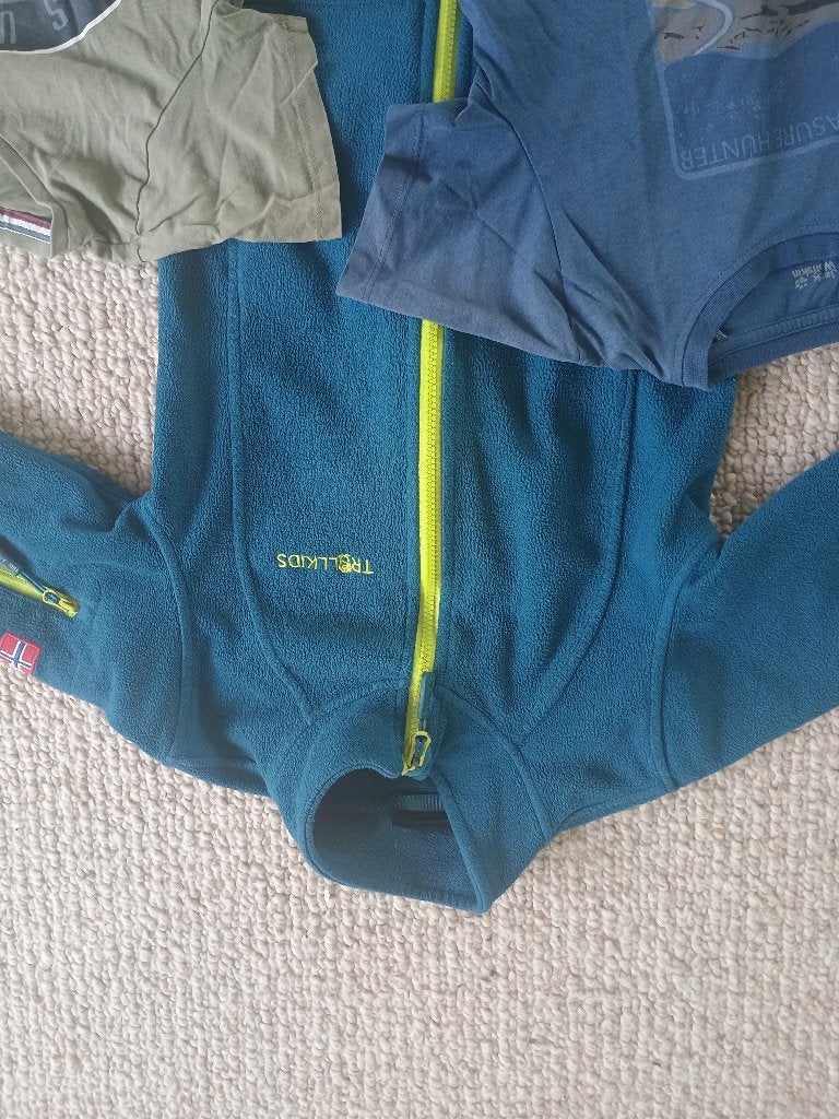 Trollkids fleece, jack wolfskin en name it t shirt, Ophalen, Gebruikt, Maat 128