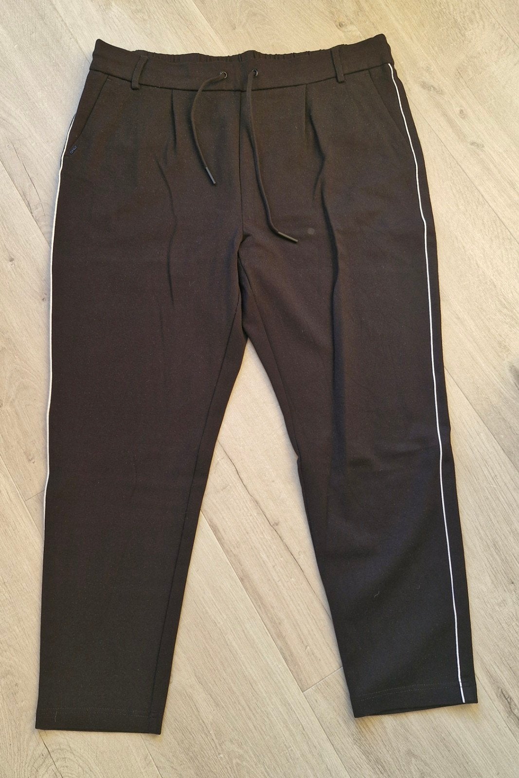 Only zwarte Broek met witte bies maat 42, Zwart, Ophalen of Verzenden, Zo goed als nieuw, Driekwart