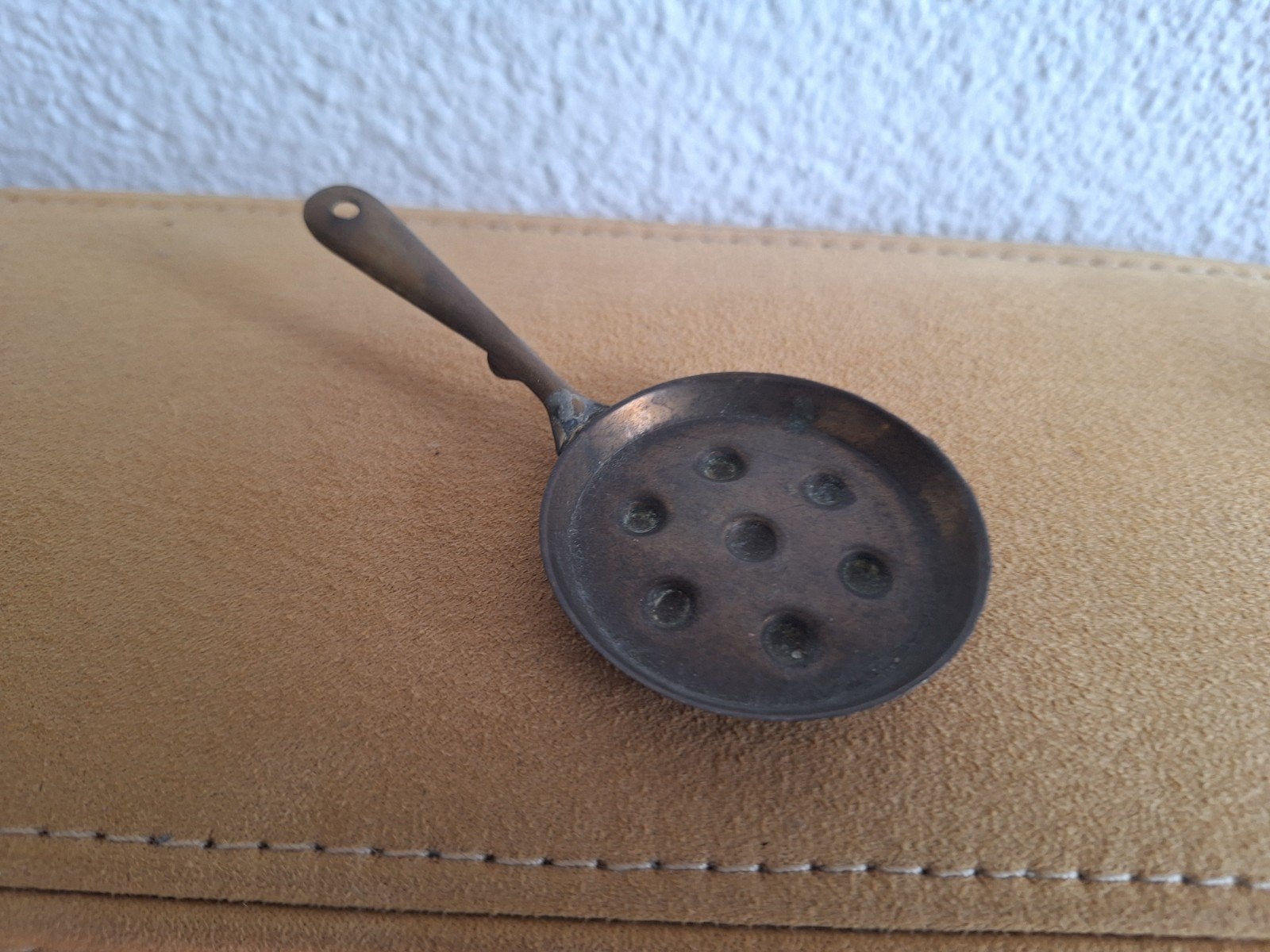 Miniatuur koperen poffertjes pan, Ophalen