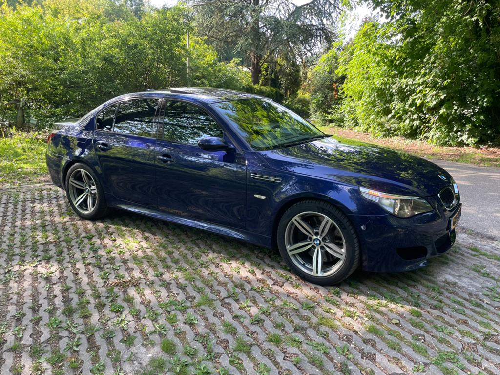 BMW E60 M5 |Interlagos Blau| HUD | Eisenmann| Technisch 100%, Automaat, 1730 kg, Achterwielaandrijving, Blauw