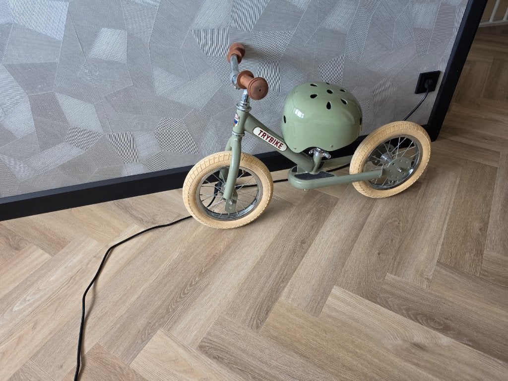 Trybike loopfiets (groen) met helm - Zo goed als nieuw