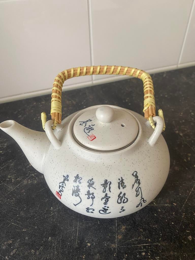 Chinese theepot keramiek beige met  metalen filter nieuwe, Antiek en Kunst, Antiek | Servies los, Ophalen of Verzenden