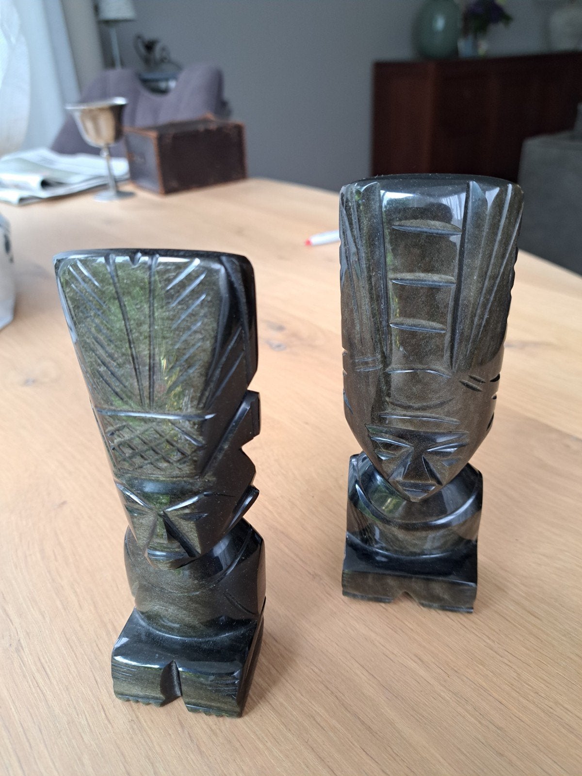 Twee handgesneden totempalen van obsidiaan, Overige onderwerpen, Minder dan 20 cm, Ophalen of Verzenden, Handgemaakt