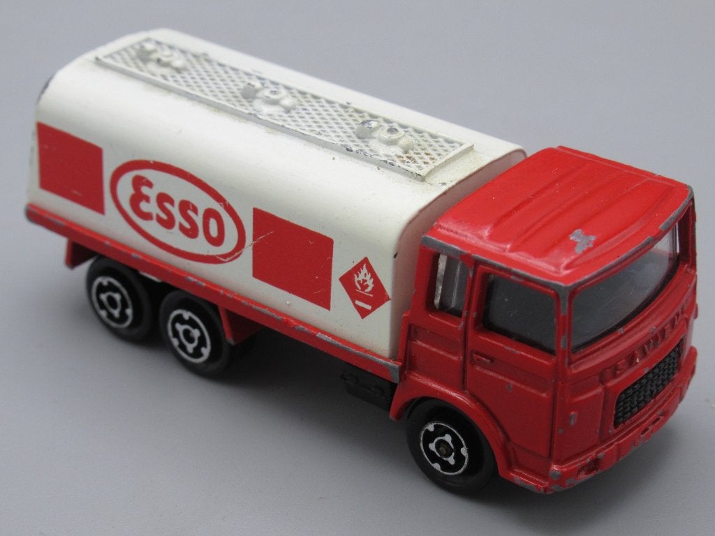Majorette Saviem Esso Tankwagen 1/100, Ophalen of Verzenden, Gebruikt, Bus of Vrachtwagen