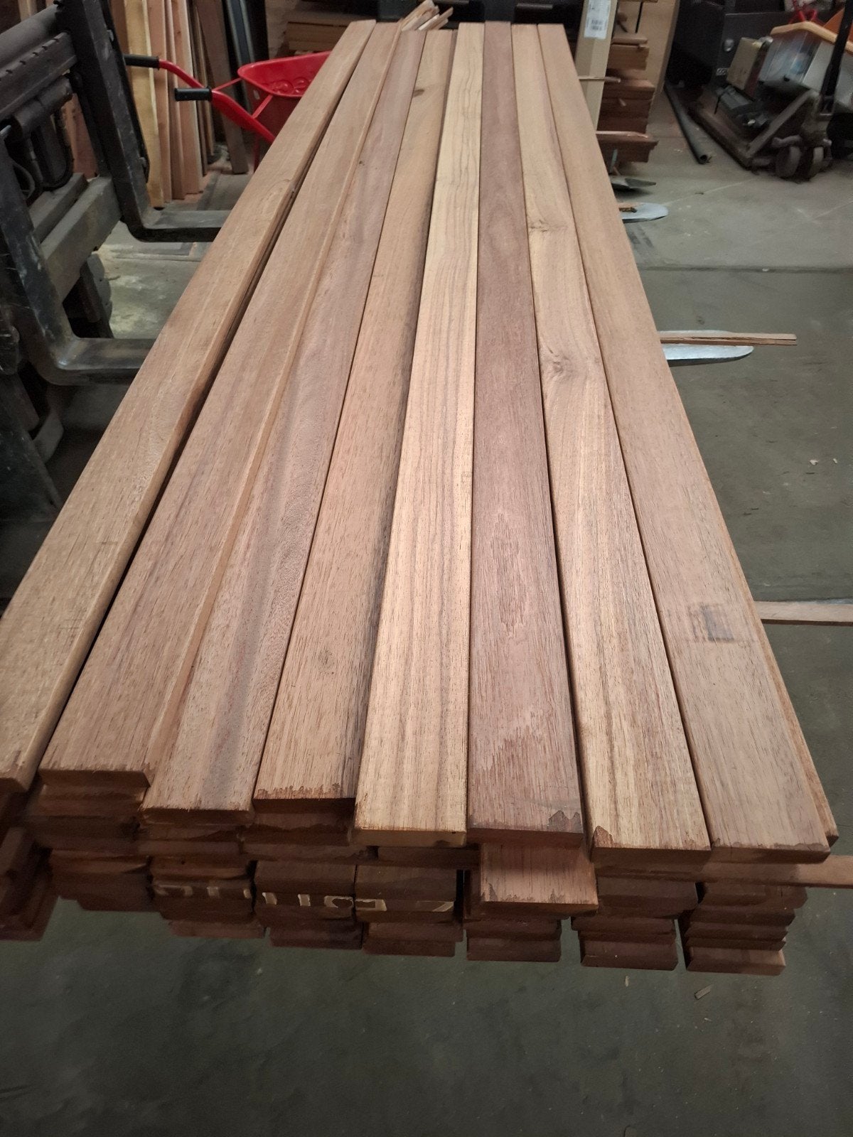 Partij 35 st hardhout latten 305x9x2.5 cm bezorgen mogelijk, Ophalen, Nieuw, A, Hout