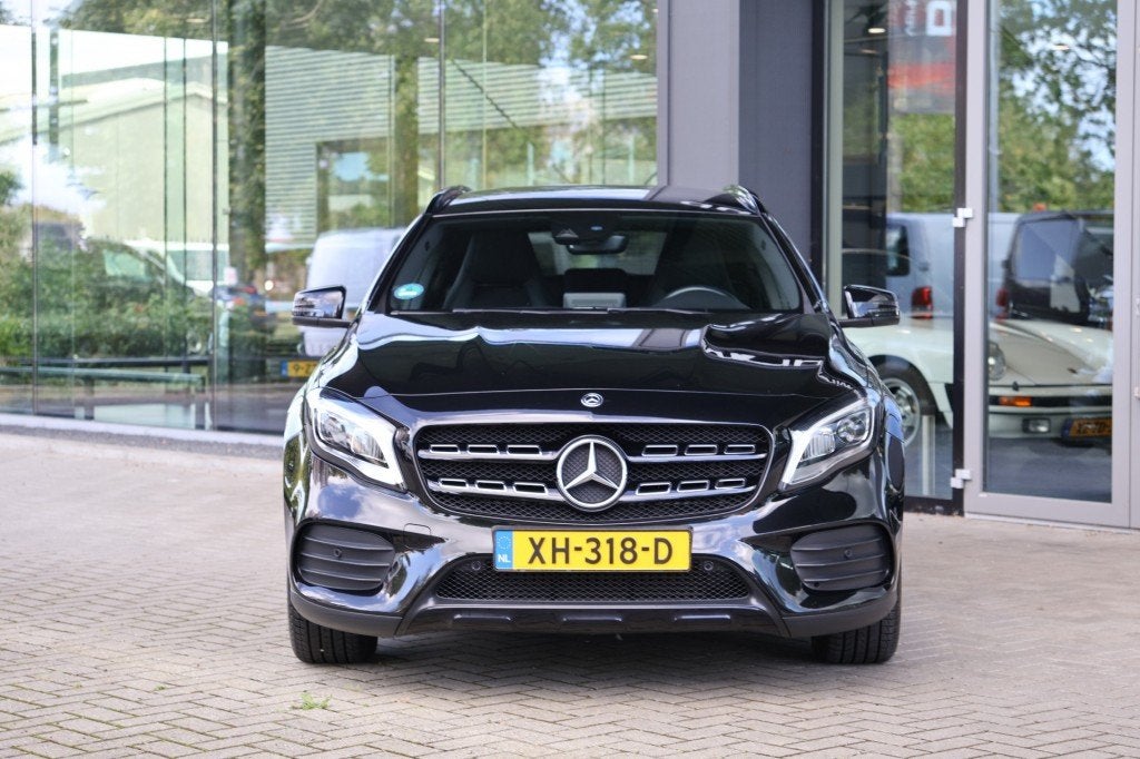 Mercedes-Benz GLA 180 AMG *LED*CARPLAY*TREKHAAK*CLIMA*NIGHTP, Automaat, Gebruikt, 4 cilinders, Met garantie (alle)