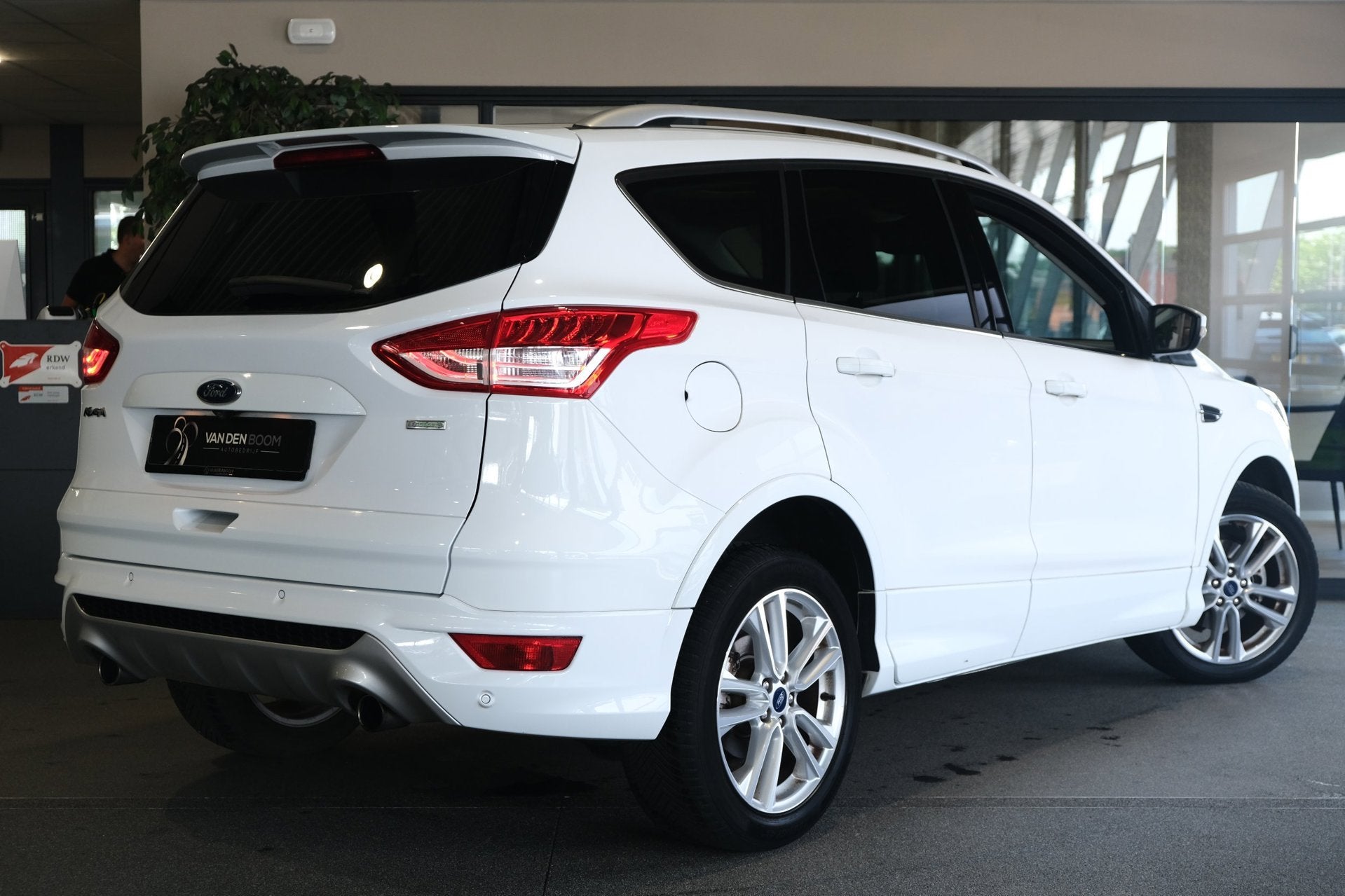 Ford Kuga 1.5 ST-line Navi Camera Panormadak, Auto's, Ford, Zwart, 4 cilinders, Wit, Origineel Nederlands