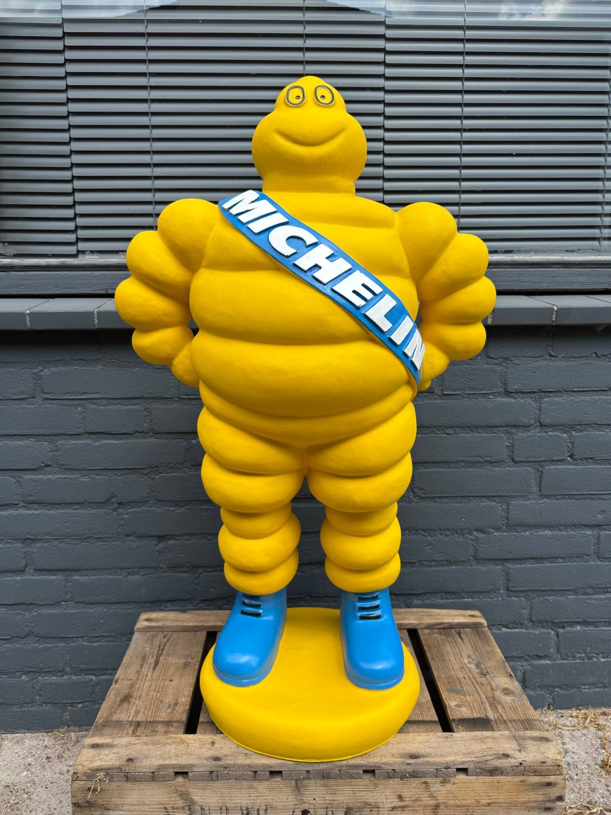 Grote Michelin Bibendum Beeld - Geel met Blauwe Band, Ophalen, Reclamebord, ., Zo goed als nieuw