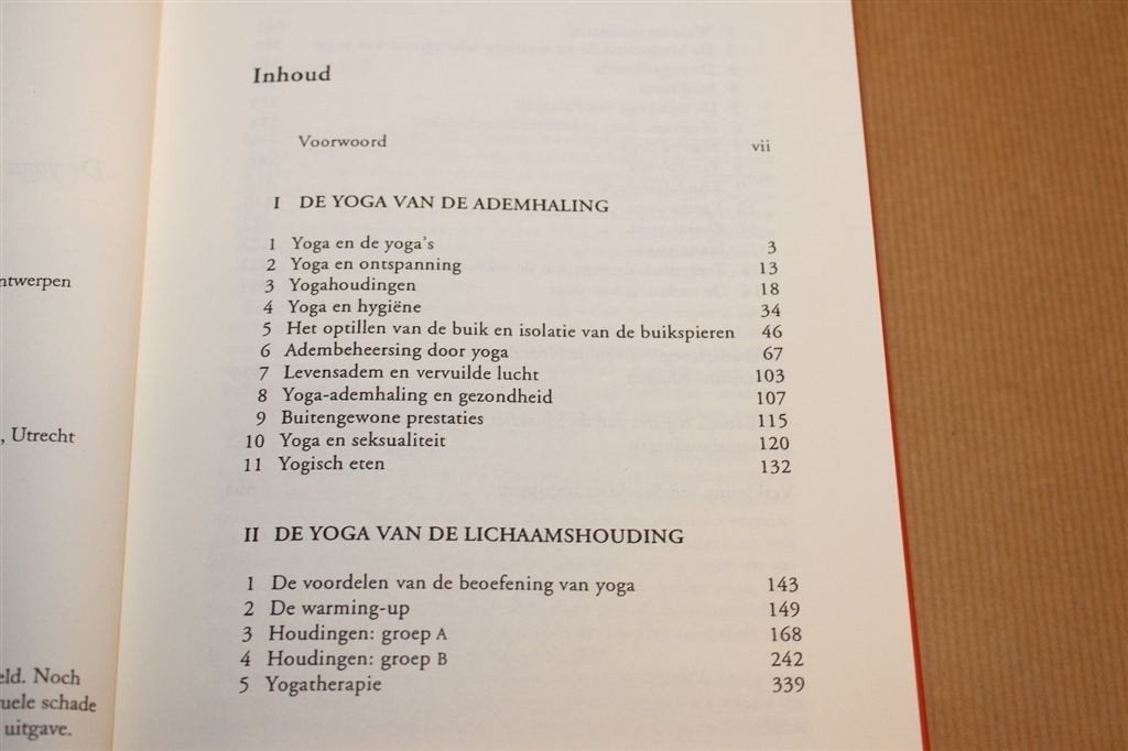 Handboek Yoga — Ademhaling, Houding en Meditatie, Boeken, Ophalen of Verzenden, Zo goed als nieuw, Overige onderwerpen, Achtergrond en Informatie