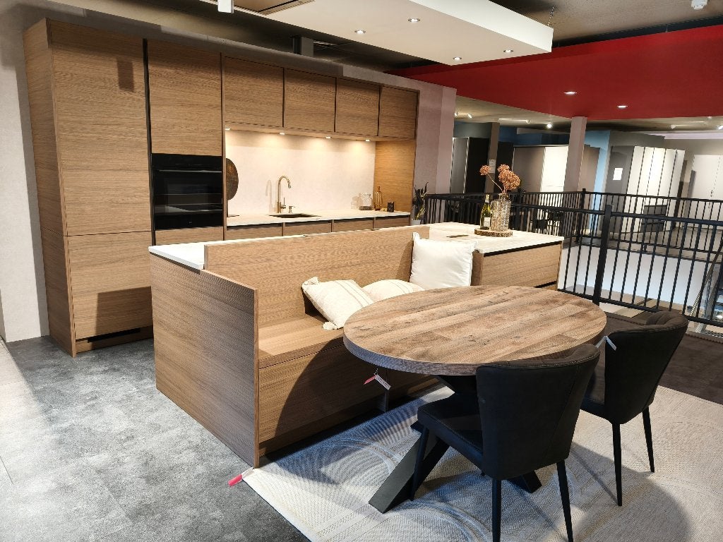 Moderne keuken met inbouwapparatuur en gezellige zithoek, Ophalen, Nieuw