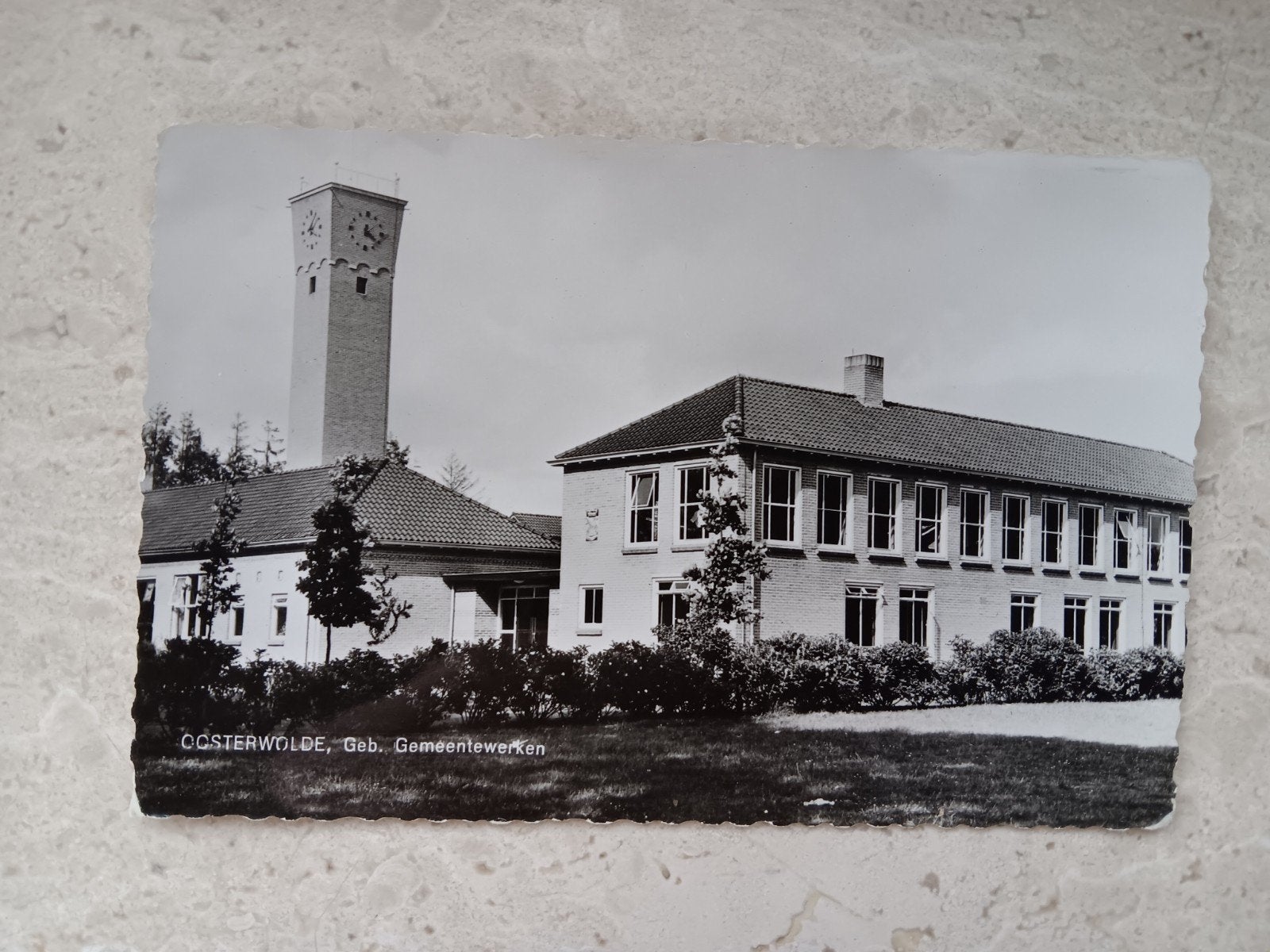 Oosterwolde Gebouw Gemeentewerken, Verzamelen, Ansichtkaarten | Nederland, Verzenden, 1960 tot 1980, Ongelopen, Friesland
